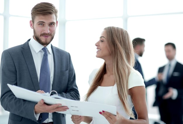 Close upManager bespreekt met de klant het bedrijfsdocument