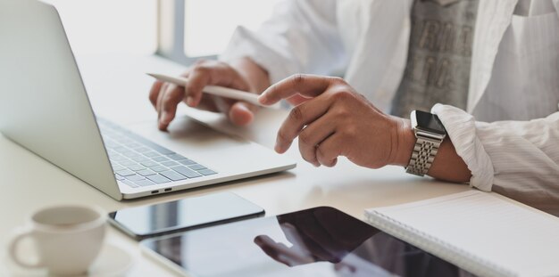 Close-upmening van het typen van het professionele zakenman typen op laptop computer