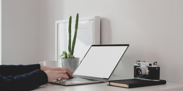 Close-upmening van jong wijfje die aan haar project werken terwijl het typen op lege het schermlaptop computer