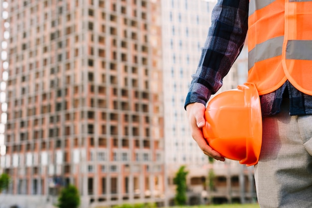 Foto close-upmens met helm en veiligheidsvest