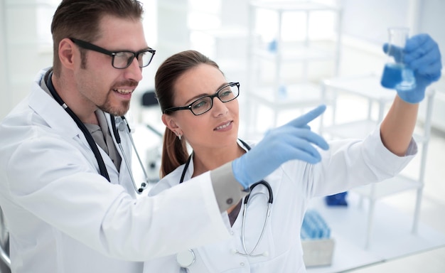 Close-uponderzoekers bespreken de vloeistof in de fleswetenschap en gezondheid