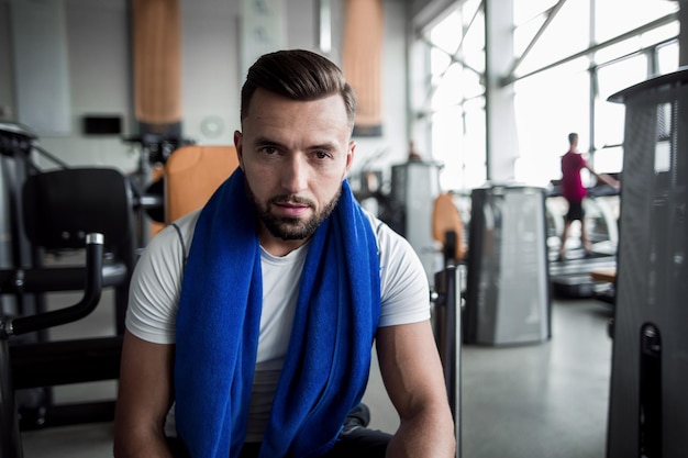 Photo close upportrait of a sporty young man in the gym healthy lifestyle