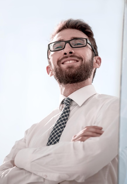 Foto close upportrait di un giovane uomo d'affari di successo