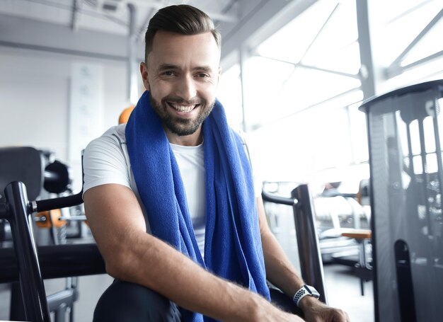 Foto primo piano ritratto di un giovane in palestra