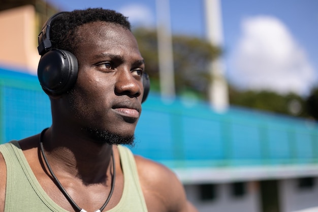 Close-upportret van Afrikaanse atleet met achtergrond van tribunes van atletiekgebied