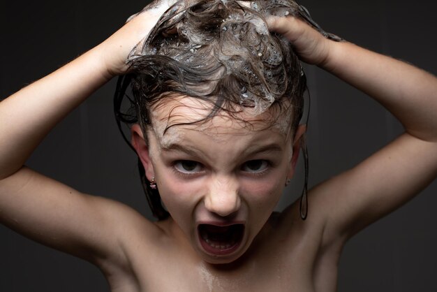 Close-upportret van een boos meisje in de douche