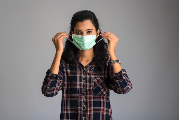 Close-upportret van een jong meisje of een vrouw die een medisch of chirurgisch masker dragen