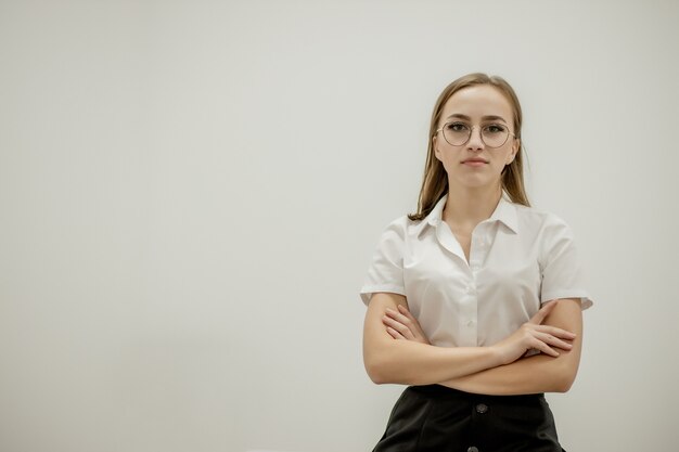 Close-upportret van een jonge zelfverzekerde vrouwelijke officemanager op haar werkplek