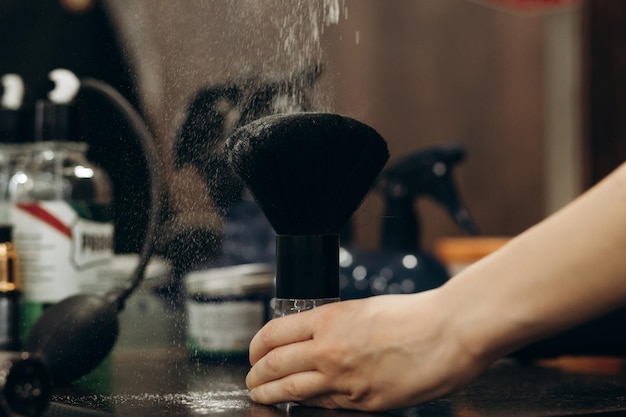 Close-upportret van een kapperszaak met poederborstel