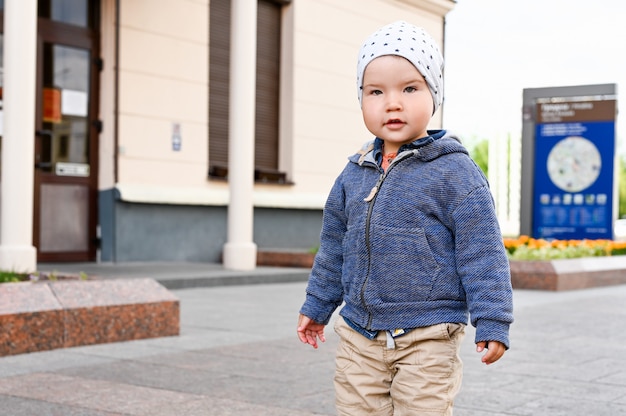 Close-upportret van een kind dat in de stad loopt