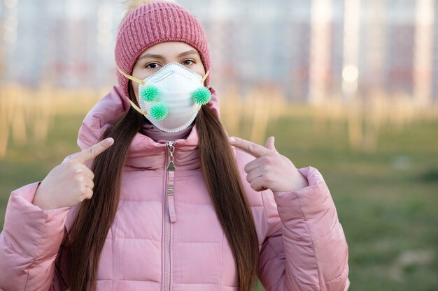 Close-upportret van jonge mooie vrouw in medisch masker, coronavirusbacteriën op masker