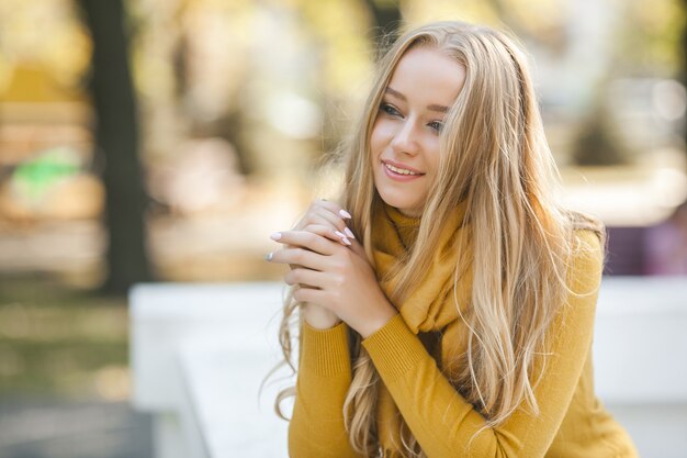 Close-upportret van jonge mooie vrouw. Vrouw buitenshuis.