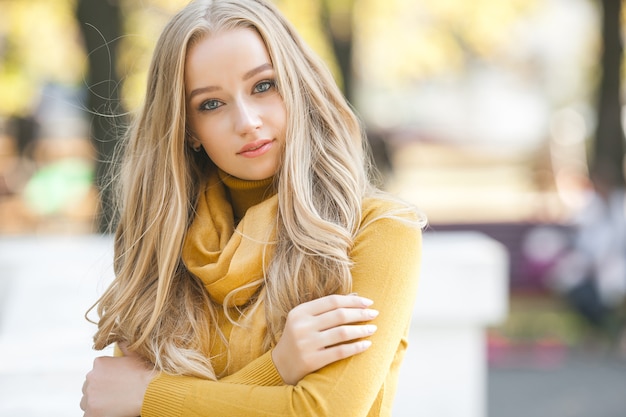 Close-upportret van jonge mooie vrouw. Vrouw buitenshuis.