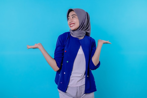 Close-upportret van knap aantrekkelijk die iets vrolijke vrouw toont die hijab . draagt