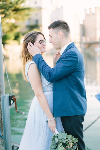 Close-upportret van mooi jong paar die van gang in Sirmione, Italië genieten. Mooi portret van het echtpaar in Sirmione