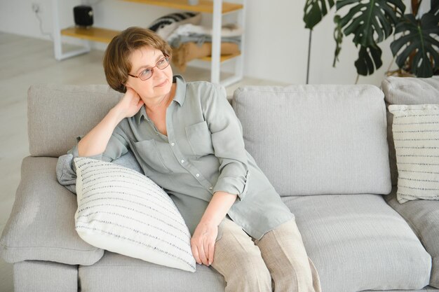 Close-upportret van oudere vrouw die een bril draagt