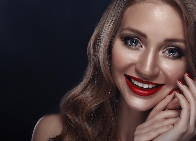 Close-upportret van sexy glimlachend Kaukasisch jong vrouwenmodel met lichte make-up van glamour rode lippen