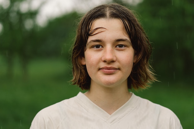 Close-upportret Van Tienermeisje. Gelukkig vrolijk tienermeisje met uitgesproken gezicht van bespoten kleine spatten van water of warme zomerregen in de buitenlucht.