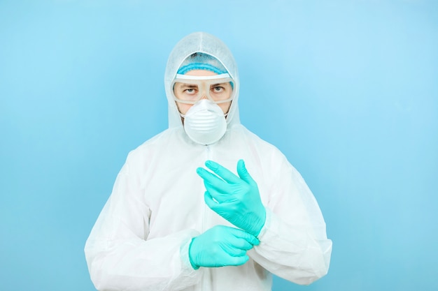 Close-upportret van vermoeide arts na verschuiving in het ziekenhuis. De dokter in beschermende kleding - bril, masker, handschoenen. De arts die patiënten behandelt met coronavirus. Covid-2019