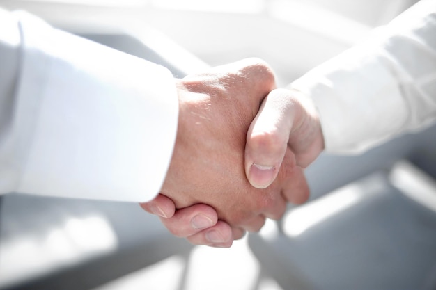 Close upreliable handshake of business partners