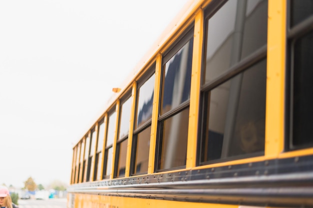 Close-ups van gele schoolbus op excursie.