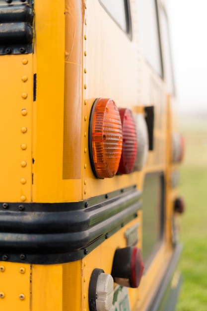 Close-ups van gele schoolbus op excursie.