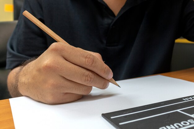 Close-upschrijvers met filmklep op lijst in bureau