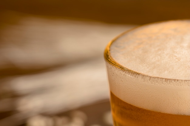Foto close-upschuim van bier in glas