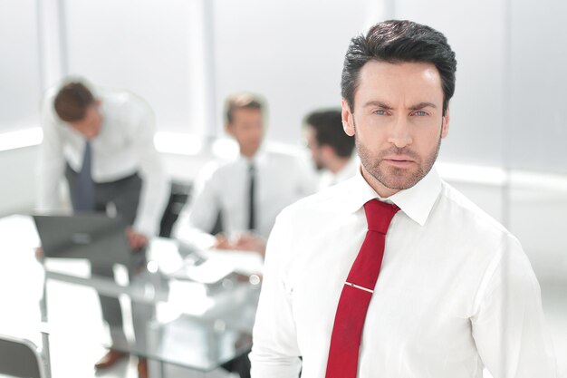 Close upserious businessman standing in the officephoto with copy space