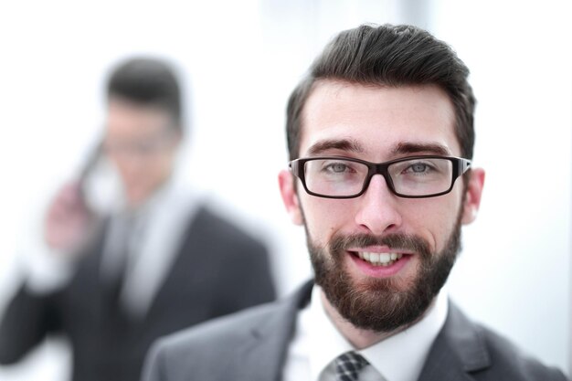 Foto uomo d'affari sorridente da vicino sullo sfondo dell'ufficio