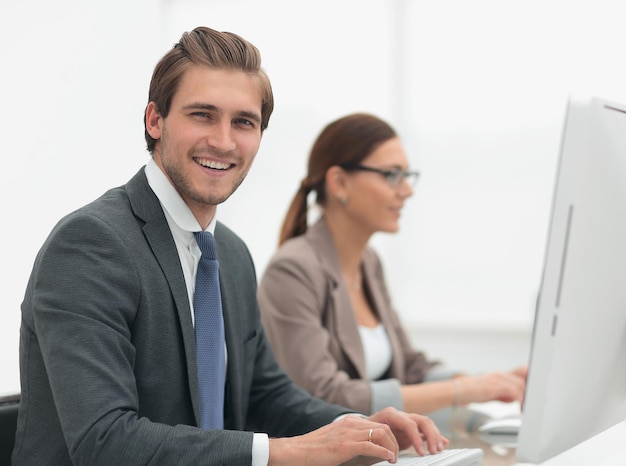 Крупным планом улыбающийся бизнесмен с помощником на рабочем столе с текстовым пространством