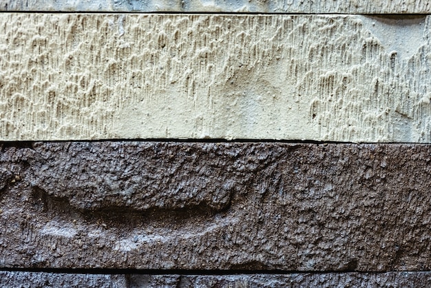 Close-uptextuur van een bruine en witte decoratieve bekraste baksteen met een opening