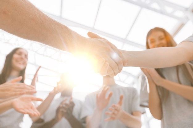 Chiudere i partecipanti al briefing che si stringono la mano