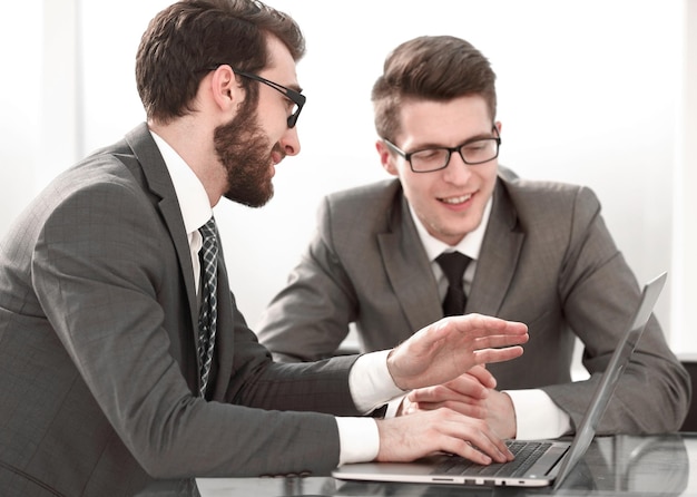 Close uptwo business people sitting at the Desk