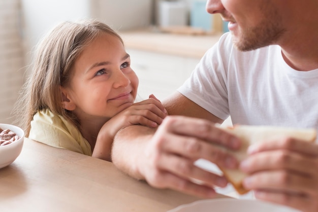 Foto close-upvader en zoon in keuken samen