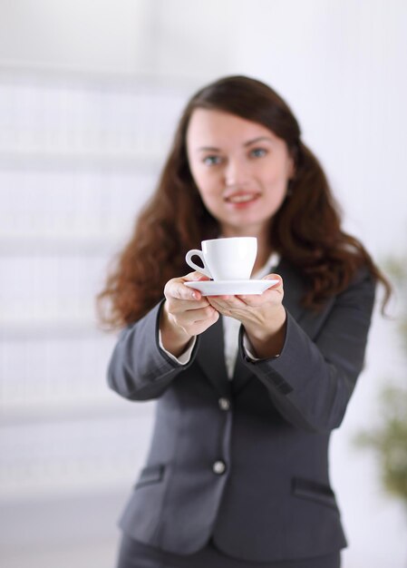 Close-upvriendelijke zakenvrouw met een kopje koffie