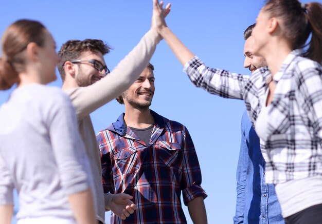 Foto close-upvrienden begroeten elkaar en geven een high five