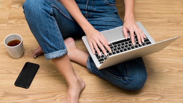 Foto close-upvrouw die aan vloer werken