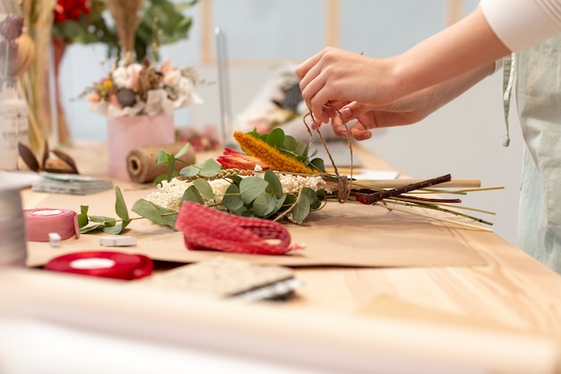 Foto close-upvrouw die een boeket maken