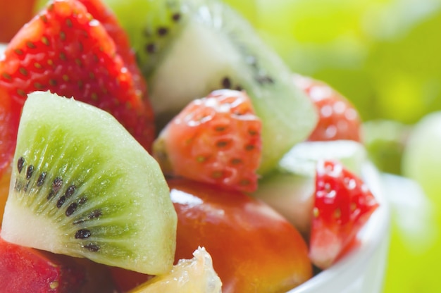 Close-upvruchtensalade, Kiwi en aardbeifruitensalade voor gezond eten en op dieet zijn