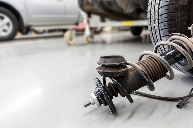 Close-upwielen en schokdempers met reparatie de opschorting op de auto.