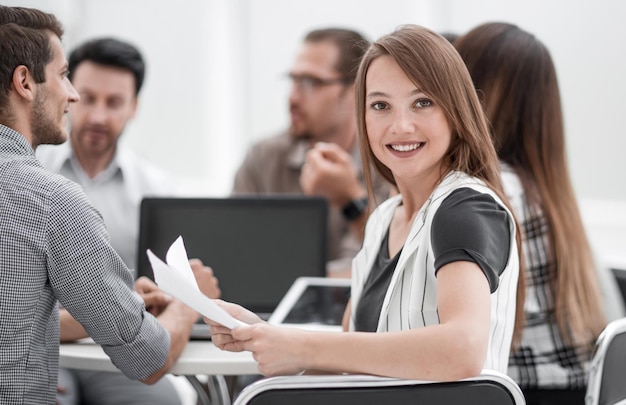 Close upgiovane dipendente con il team aziendale che discute documenti finanziariil concetto di lavoro di squadra