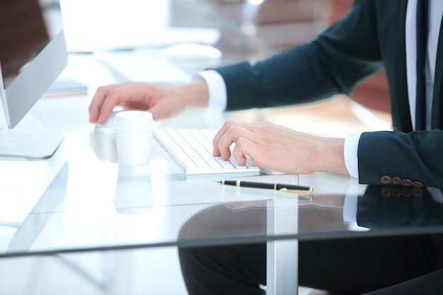 Close-upzakenman die aan computer in modern bureau werkt