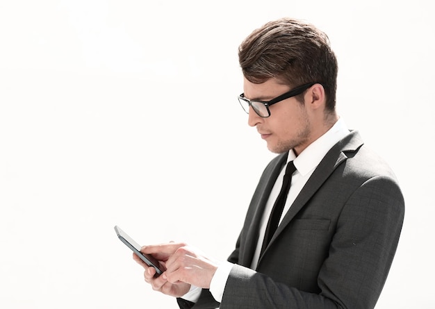 Close-upzakenman met zijn smartphone geïsoleerd op een witte achtergrond