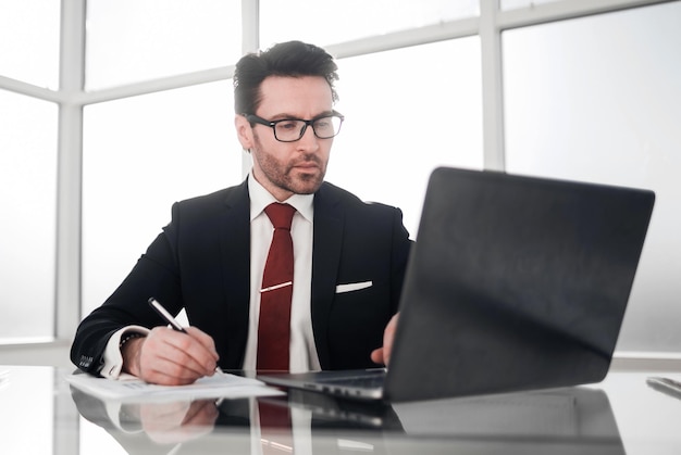 Close-upzakenman zit aan zijn bureau