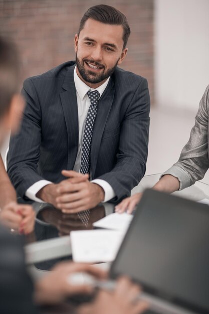 Close-upzakenman zit aan zijn bureauhet concept van teamwork