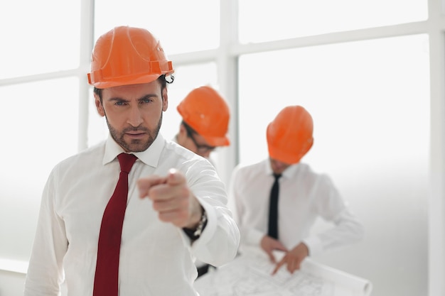 Close-upzelfverzekerde ingenieur Builder pronkt met je het concept van keuze
