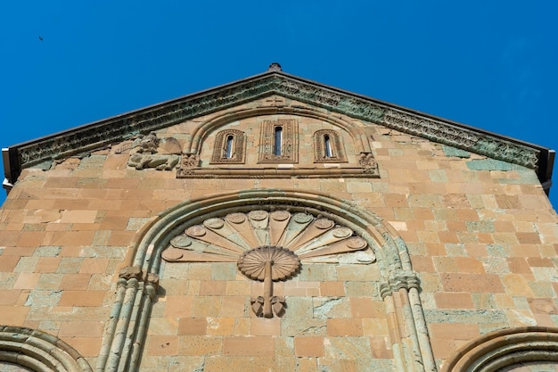 Близкий вид на барельеф на внешнем фасаде древнего монастыря Светицховели Мткхета Грузия