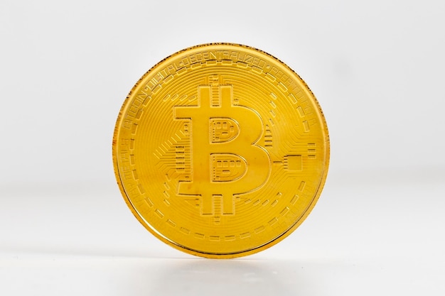 Vista ravvicinata della criptovaluta bitcoin su sfondo bianco