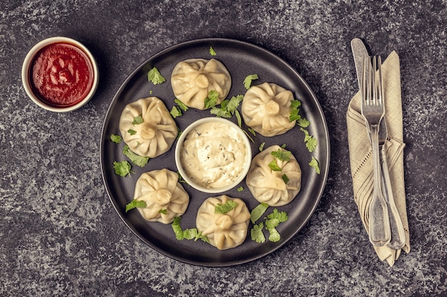 Photo close view on dumpling snacks with cutlery